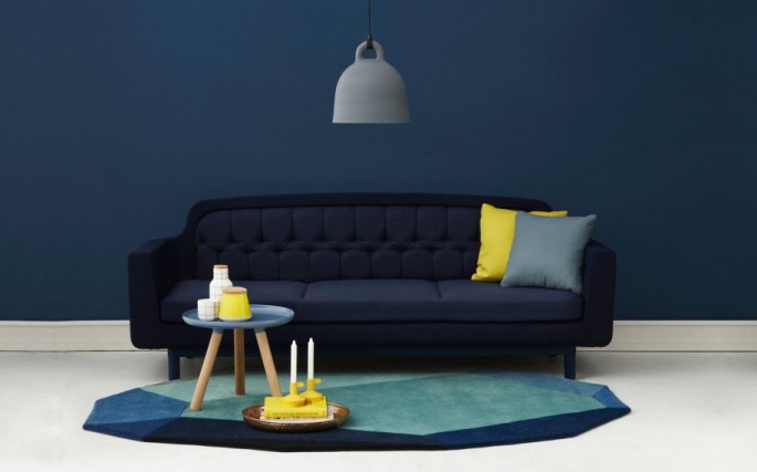 Minimalist-Blue-Interior-Design-Ideas-Navy-Blue-Wall-Dark-Blue-Sofa-Yellow-Grey-Cushions-915x571